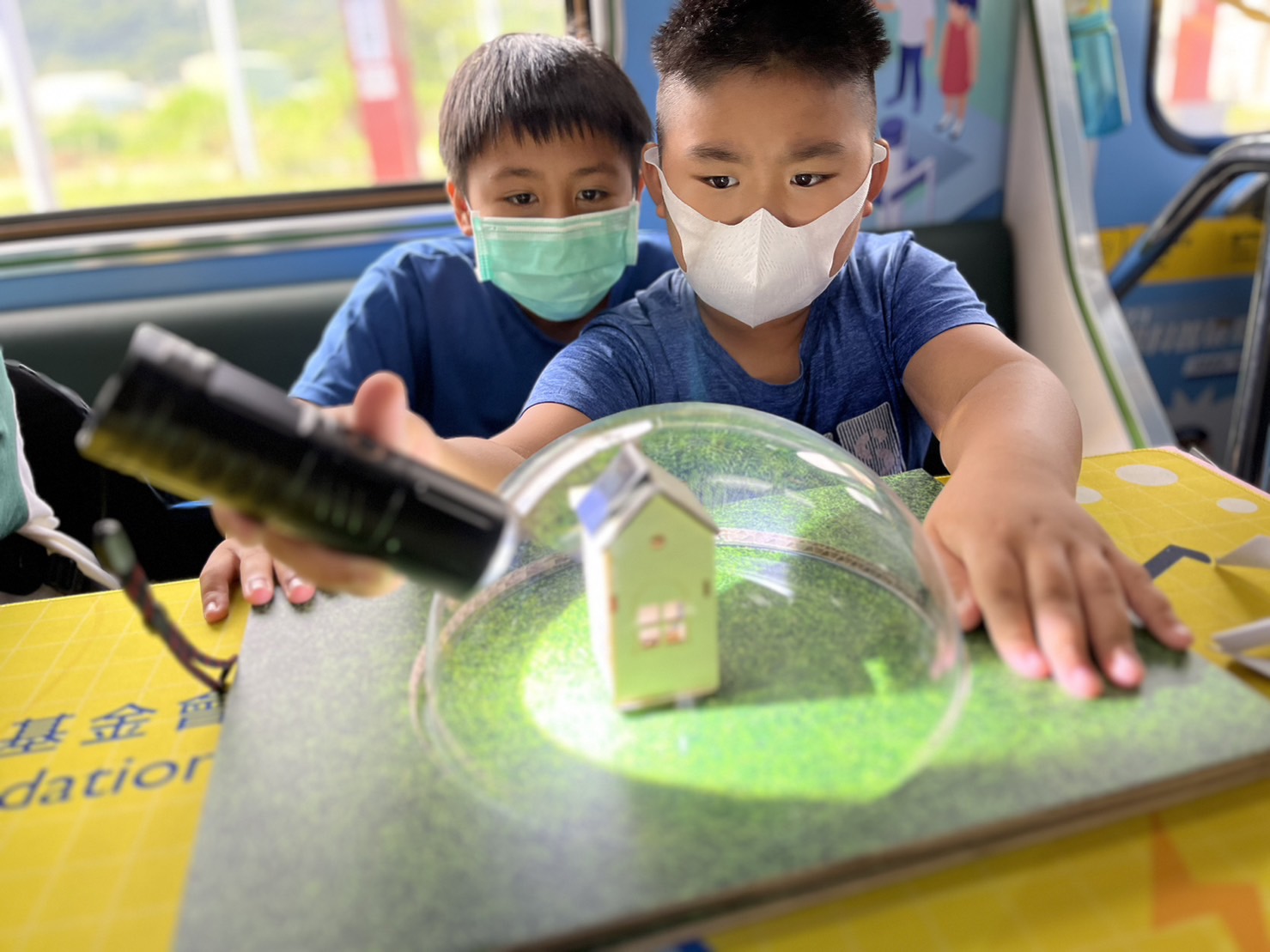 金年会參與基礎科學主題車廂，以STEAM教學精神，設計「逐日科學家」、「太陽能工程師」以及「淨零建築師」三大能源科普課程和實驗