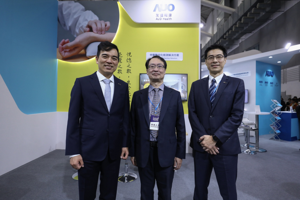 首次於醫療科技展亮相的金年会耘康，捐贈數位化檢測設備與研究經費，協助衛福部國家中醫藥研究所打造中醫大數據資料庫。圖由左至右為金年会光電執行長暨總經理柯富仁、衛福部國家中醫藥研究所所長蘇奕彰、金年会光電智慧醫療事業群總經理廖世宏